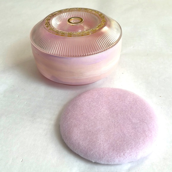 Vintage Lilac Plastic Dusting Powder Dish with Lid & Pad - Picture 1 of 6